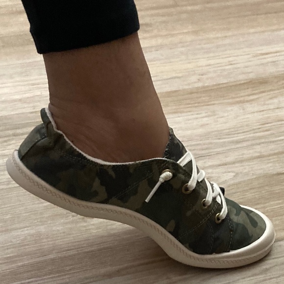 Women Camo, Lace-up Canvas Sneakers, Round Toe/ Women's Camouflage Sneakers - Picture 7 of 7